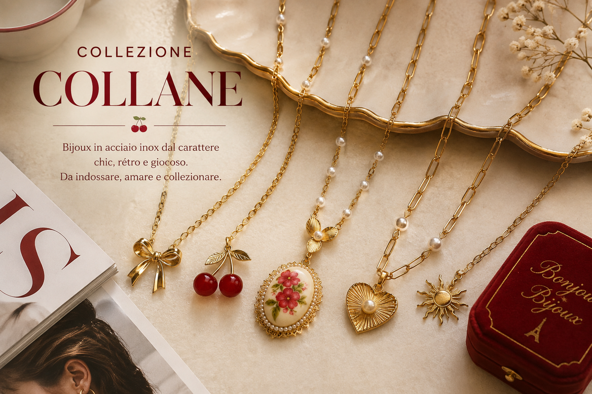 Collane dorate Bonjour Bijoux in acciaio inox con ciondoli, perle e dettagli rétro su sfondo crema