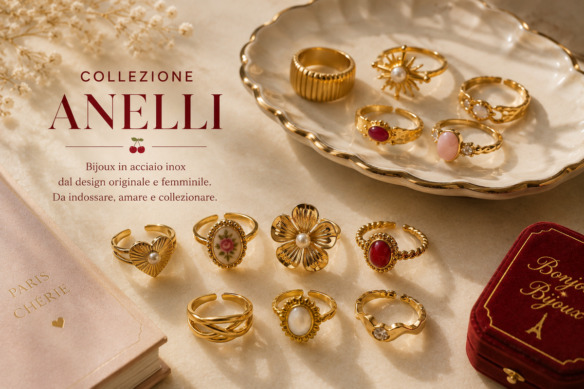 Collezione di anelli dorati Bonjour Bijoux in acciaio inox, con perle, pietre colorate e dettagli floreali in stile rétro.