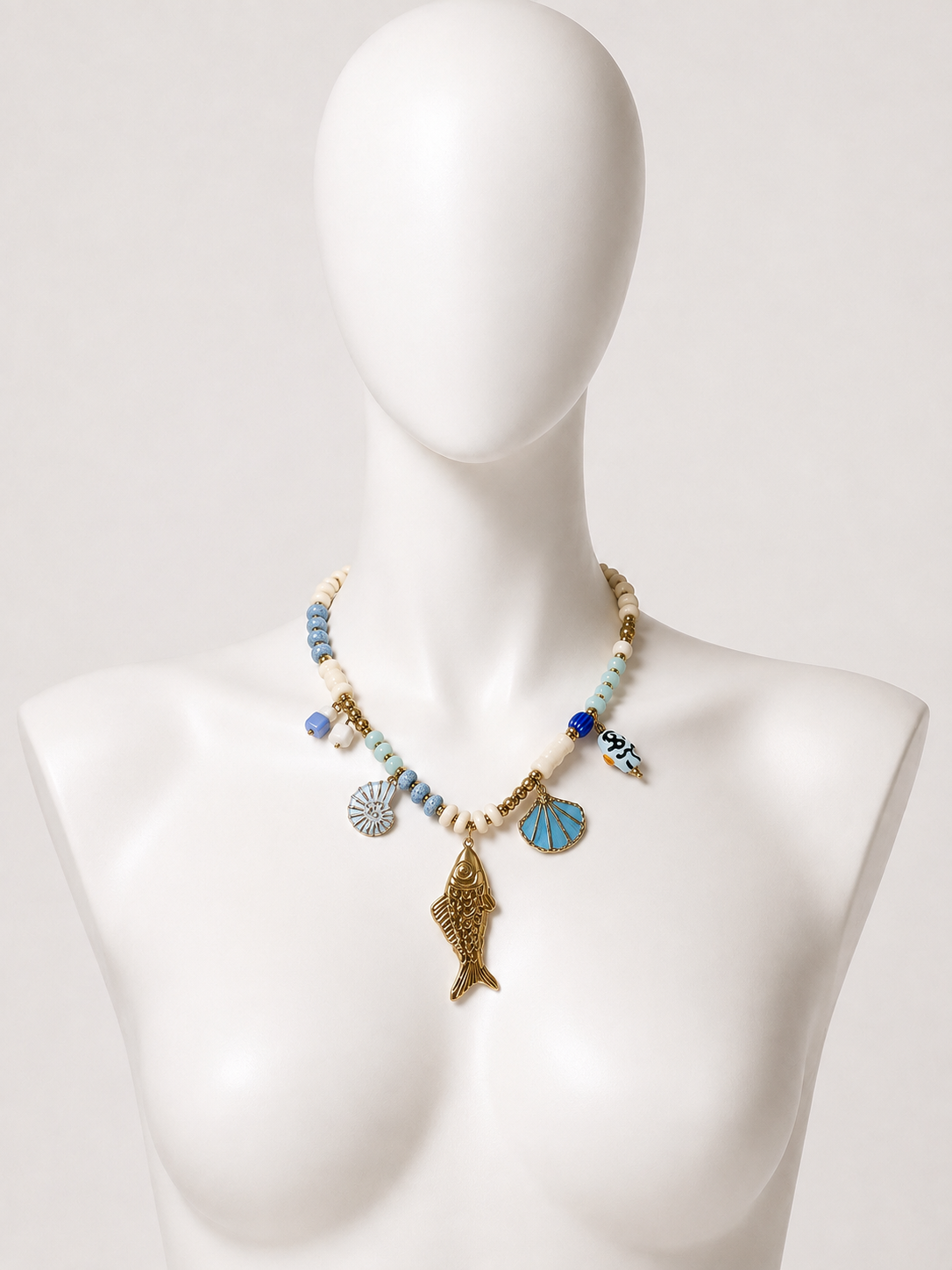 Collana con pesce e charms marini blu e dorati