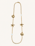 Collana lunga dorata con conchiglie, stelle marine e perle bianche