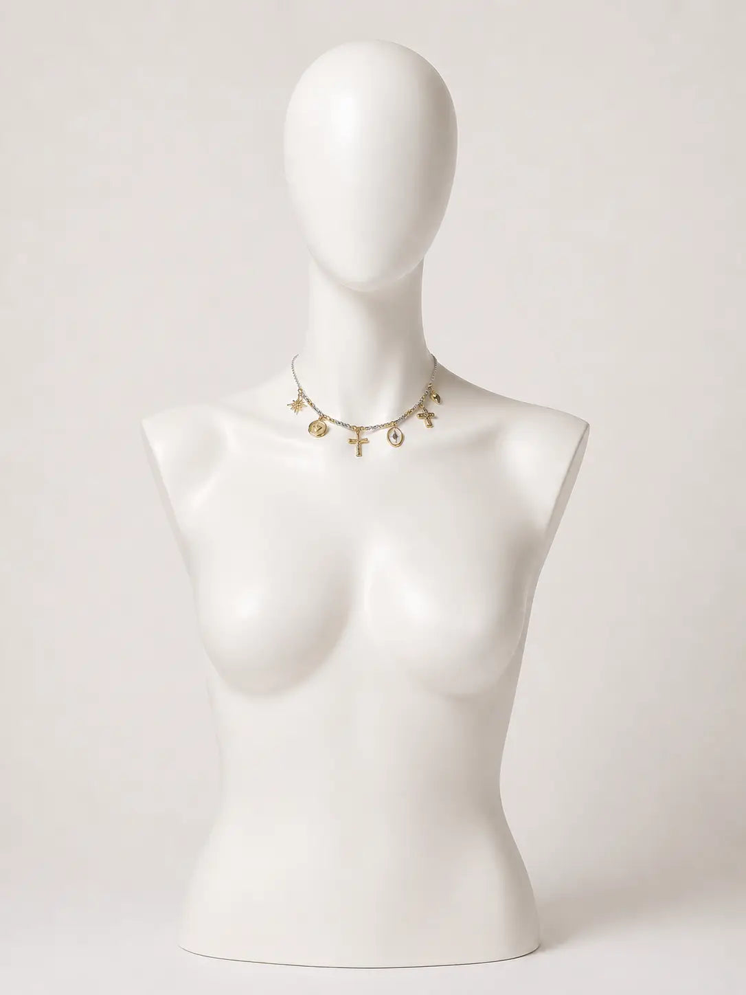 Collana bicolore con croce e charms portafortuna