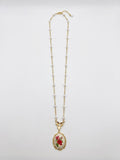 Collana lunga dorata con perle e cameo floreale