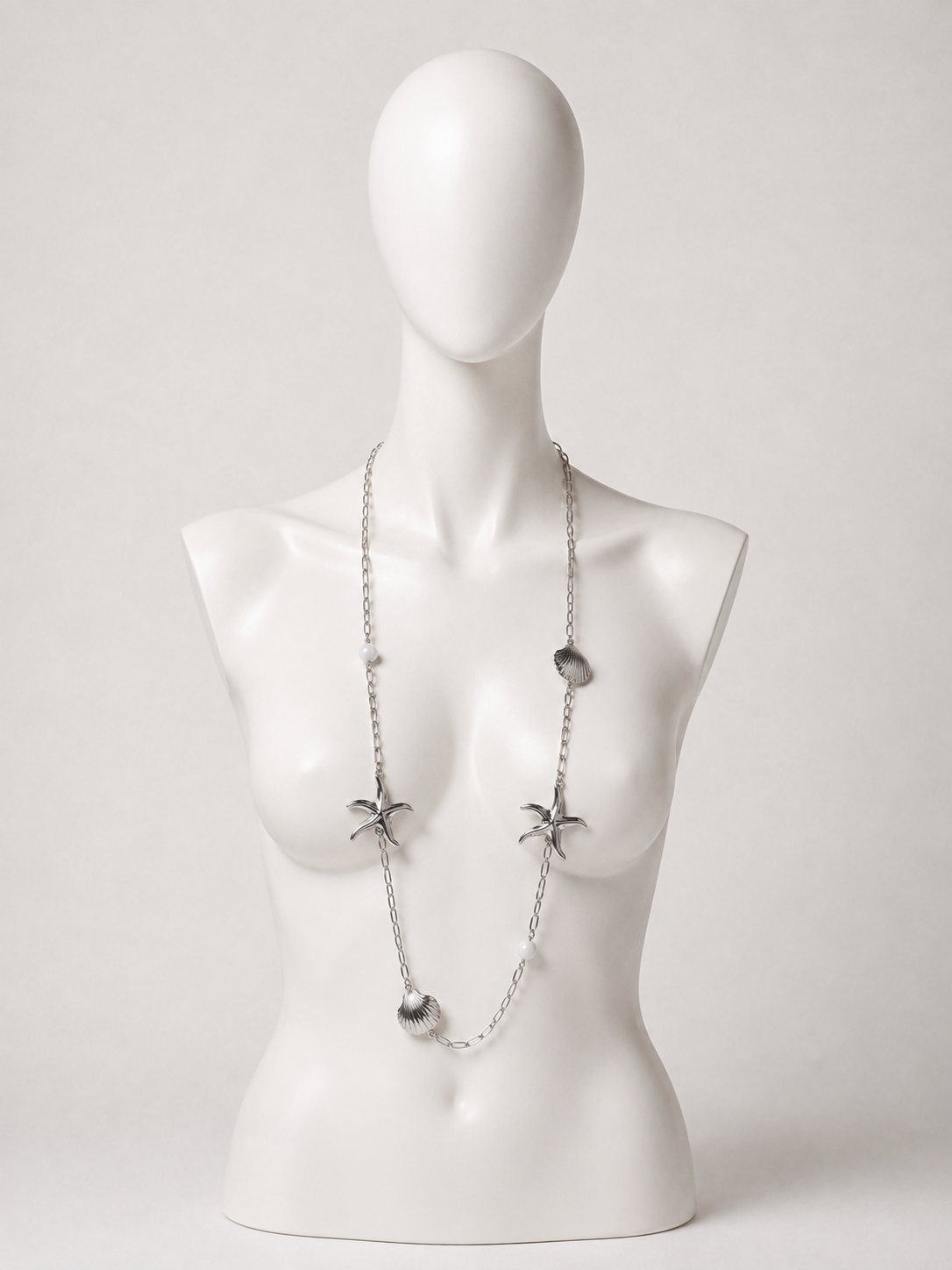 Collana lunga argentata con conchiglie e stelle marine