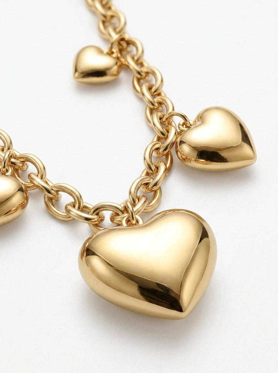 Collana dorata con cuori pendenti