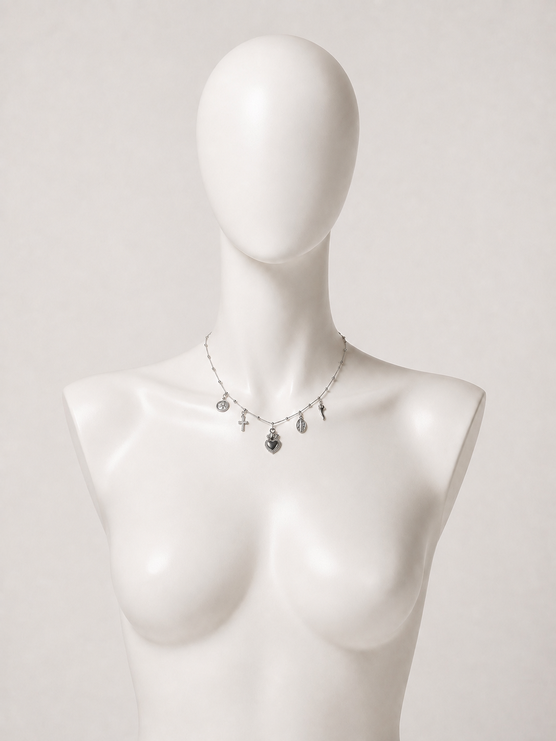 Collana argentata con cuore sacro e charms votivi