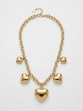 Collana dorata con cuori pendenti