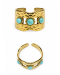 Anello regolabile dorato con tre cabochon turchesi