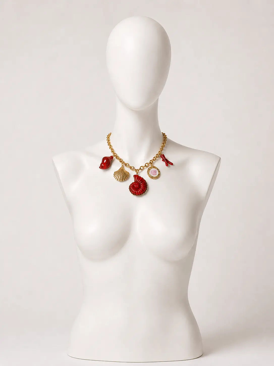 Collana dorata con charms marini rossi e conchiglie
