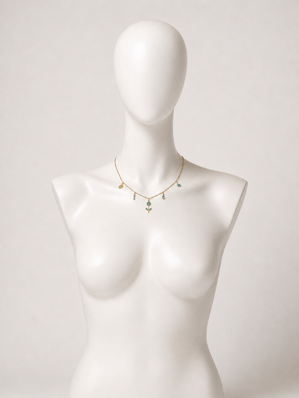 Collana dorata con fiore e cristalli azzurri