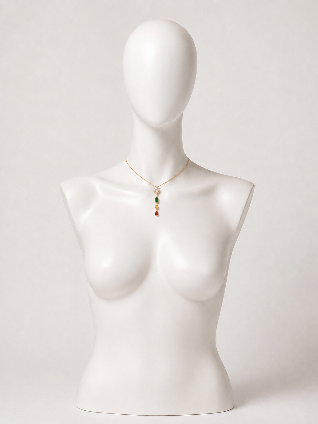 Collana dorata con stella e cristalli multicolore