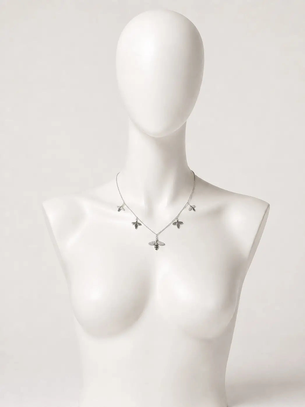 Collana argentata con charms api e cristalli