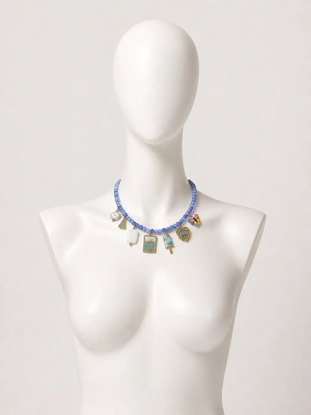 Collana girocollo azzurra con charms colorati