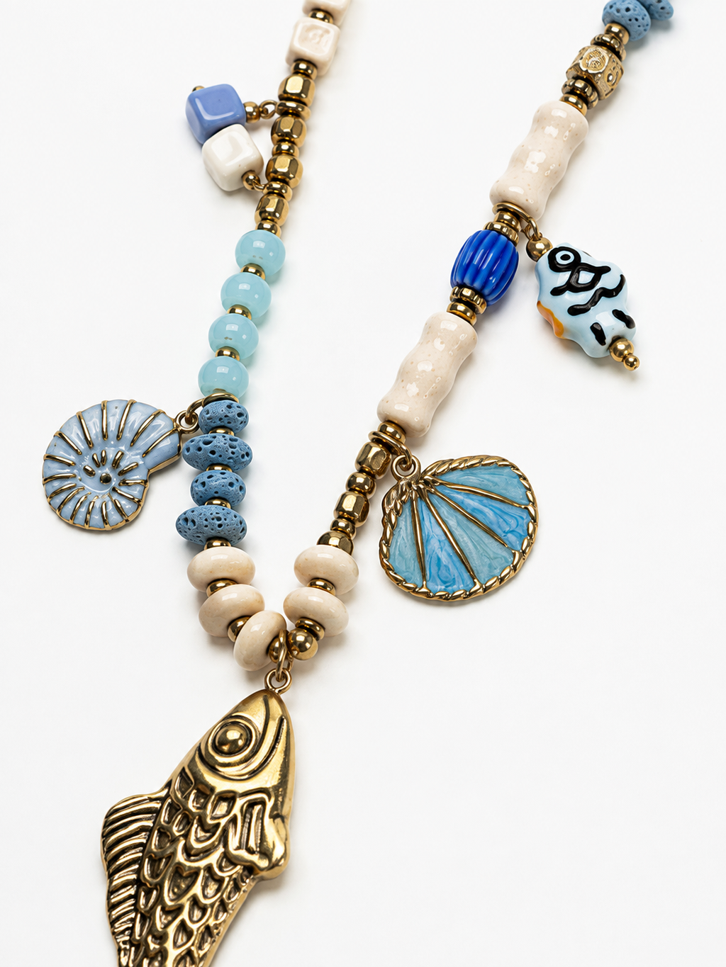 Collana con pesce e charms marini blu e dorati