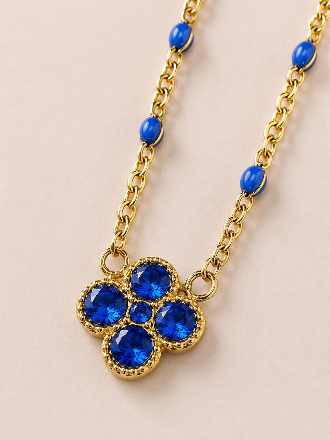 Collana dorata con fiore e cristalli blu