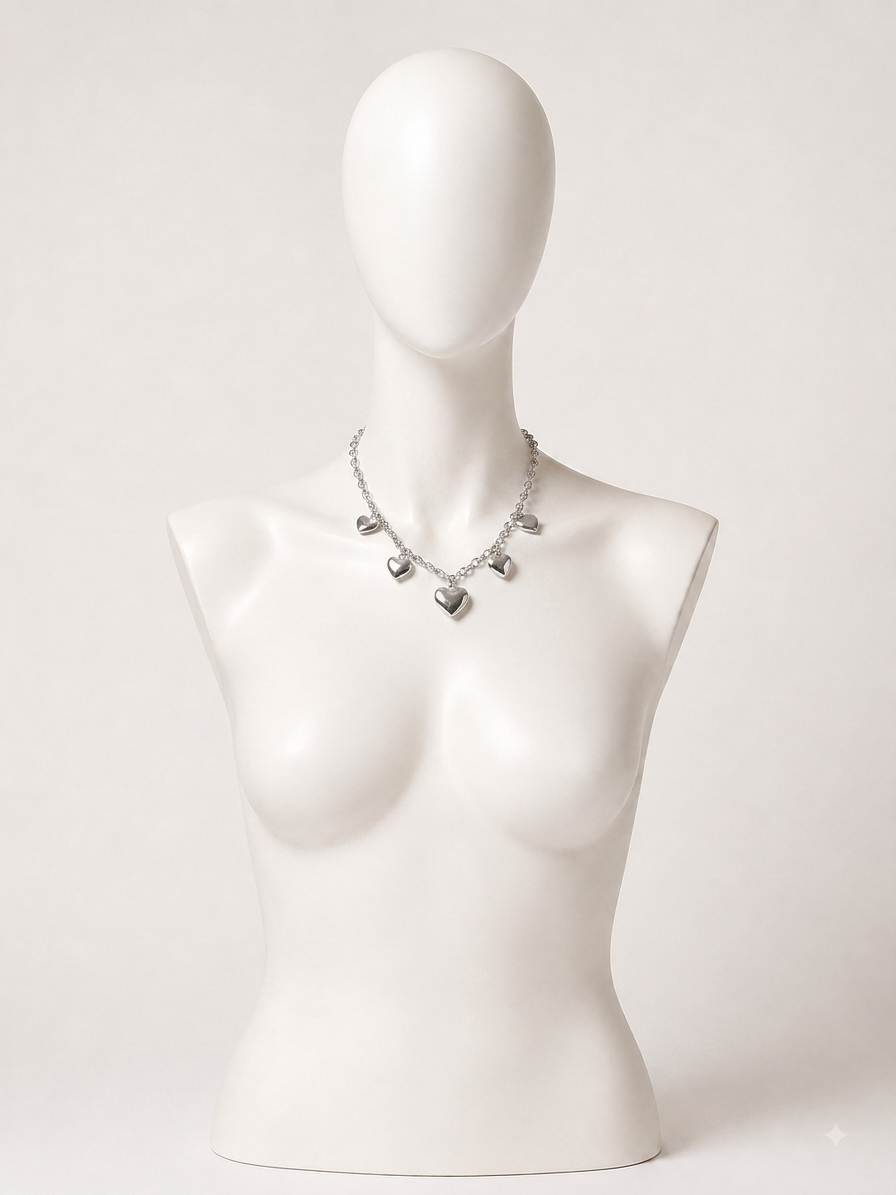 Collana argentata con cuori pendenti