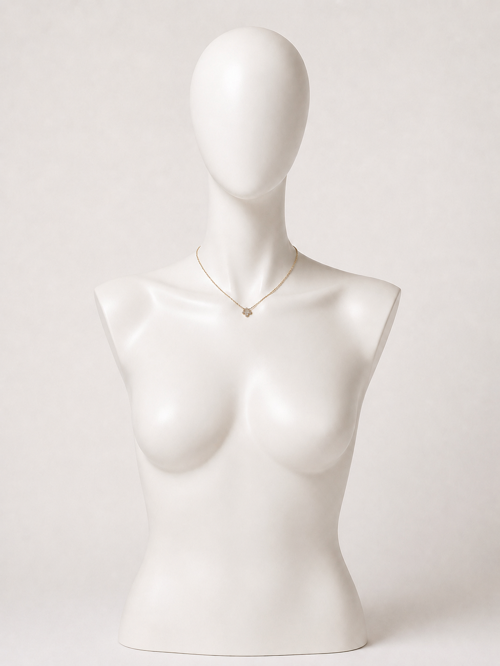 Collana dorata con fiore e dettagli lilla