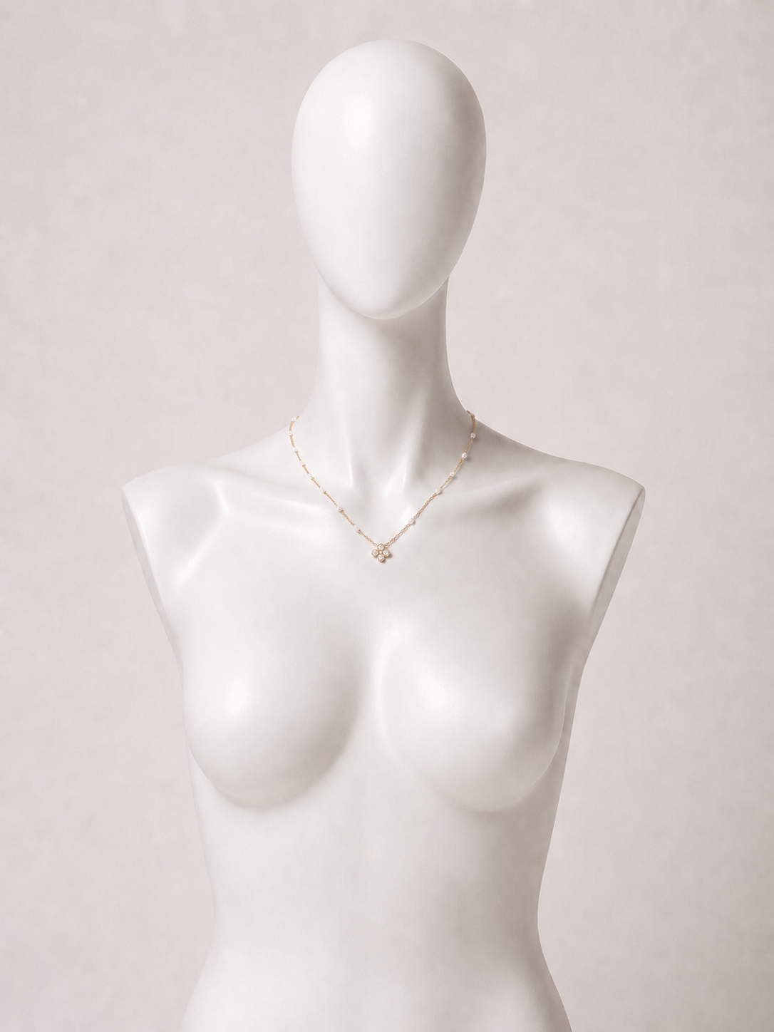 Collana dorata con fiore, cristalli e dettagli bianchi