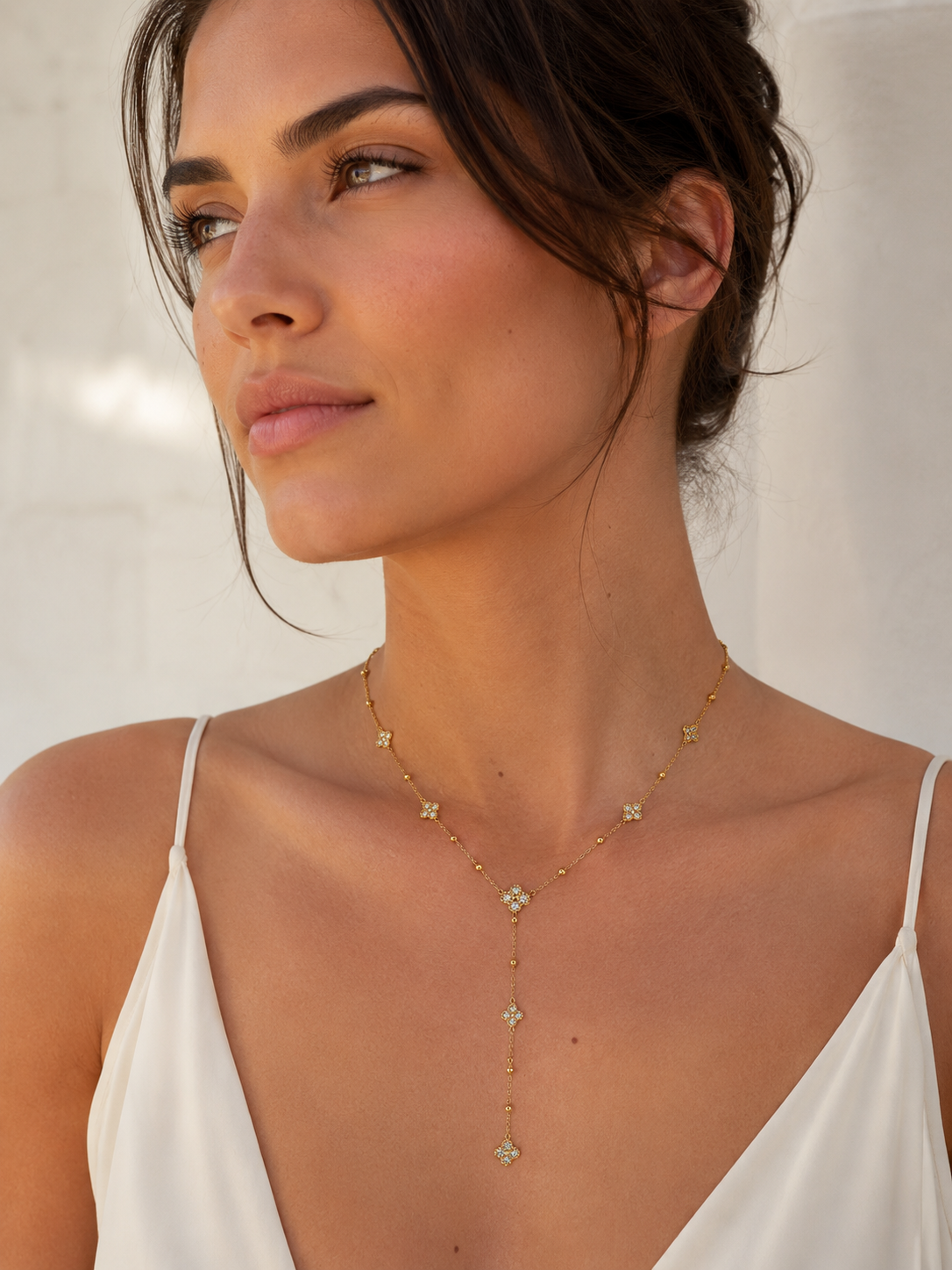 Collana a Y dorata con fiori e cristalli
